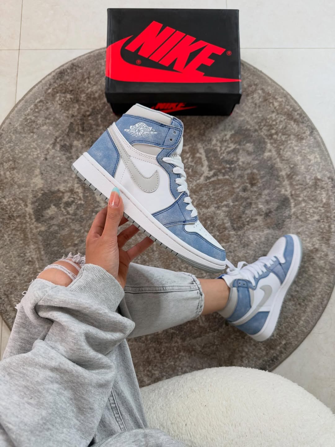 Nike Jordan 1 Hyper Royal Blue
